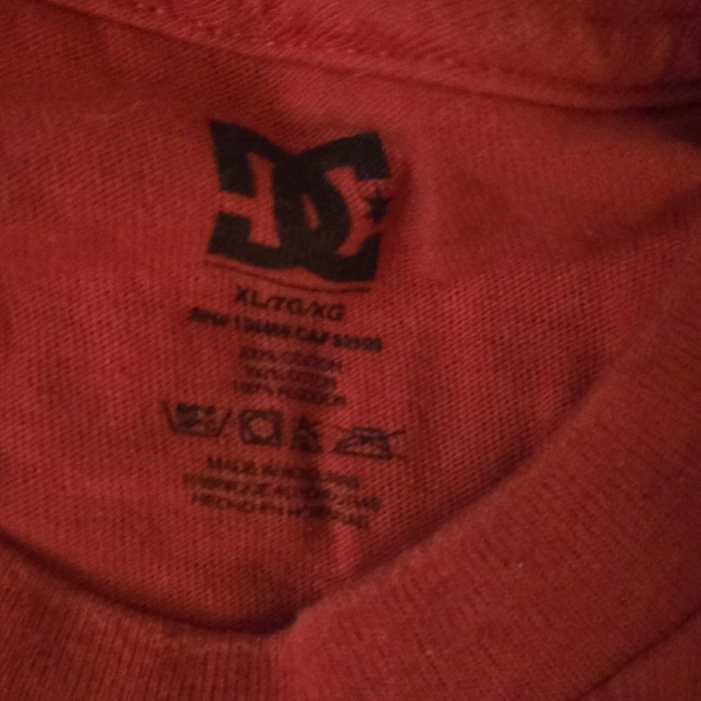 DC Red Graphic Tee - Short Sleeve SzXL LIKE NEW - Picture 4 of 5
